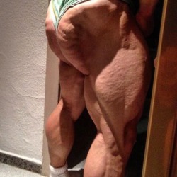 Nicolas Vullioud - Showing off prior to the Mr Olympia Amatuer