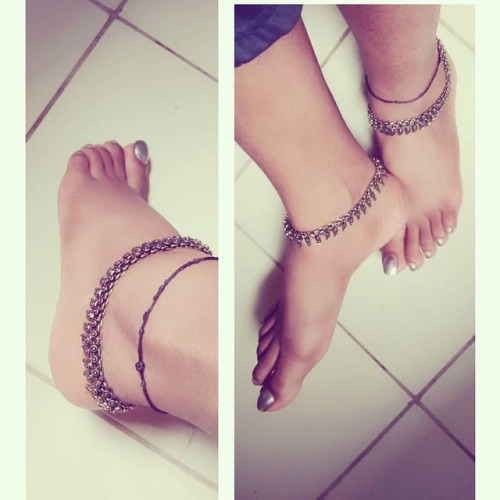 #model @tsisna #feet #anklets #ankletsfeet #foot #legs #longnails #silvernails #silver #silvernailpo