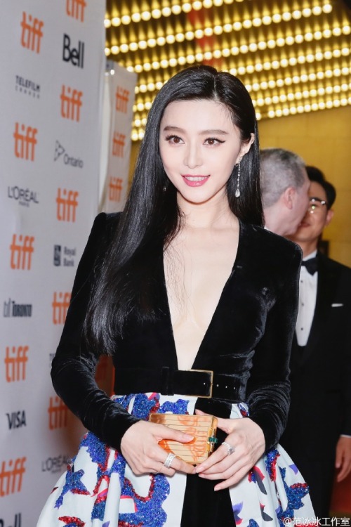 [160909] Fan Bingbing’s personal studio weibo update : 9月多伦多的夜晚，范冰冰从现实中走进了《我不是潘金莲》，而李雪莲从电影走到了现实里，她们重