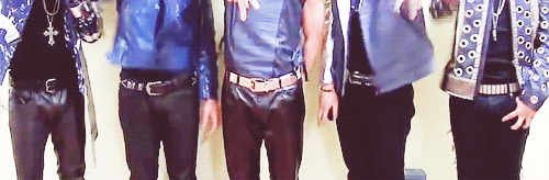 yonggook:  dem bulges (́◉◞౪◟◉) 