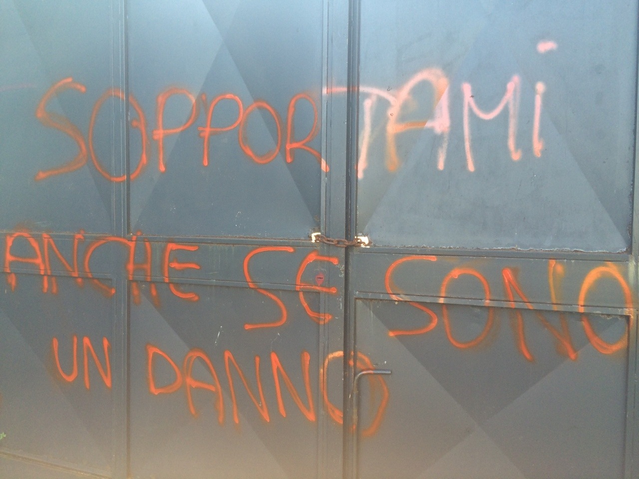 prendiamoci:  salvami-di-nuovo:Sopportami anche se sono un danno.perché solo con