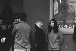 shihlun: Zero  Jigen: Yoshihiro Kato, Kenji Kanesaka, Rikuro Miyai, Saito (Futen),  Neko (Futen), Naked Gas Mask Walking Ceremony, Kinokuniya, Shinjuku,  December 9, 1967. 1967年12月9日　ゼロ次元：加藤好弘、金坂健二、宮井陸郎、斎藤