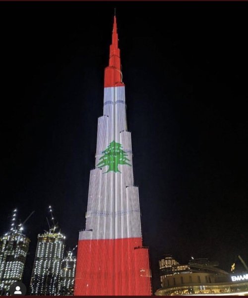 Burj Khalifa lits up in Lebanese flag colours after the horrific Beirut port explosion, 4 Aug. 2020.