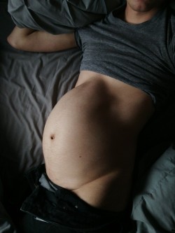 mpregdog: expandingvirgo:  I can’t be happy unless I have a sweet man to snuggle with every night..  Look at this beautiful belly! 