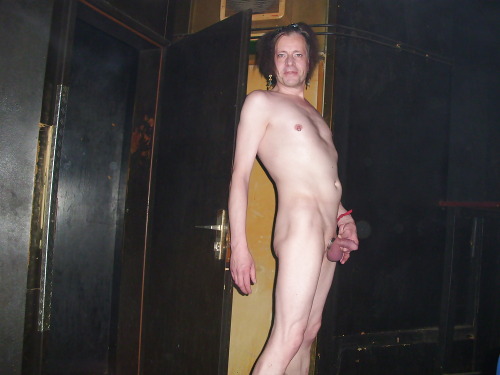 lovewolfgang:  geilix:  Ich Geilix präsentiere mich splitternackt im Pornokino und stelle mich 