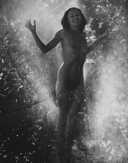 hoodoothatvoodoo:  Andre de Dienes 