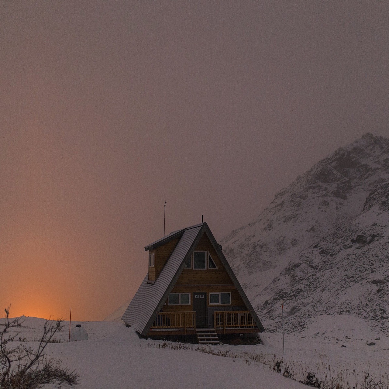 fouilis:  mikeyhuff:  City light pollution peaking up behind a hidden cabin perched