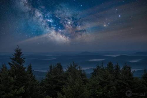 Feeling wild and wonderful over the incredibly dark skies of Spruce Knob, WV [OC][3096x2064]