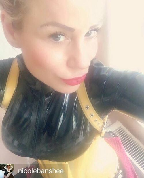 Credit to @nicolebanshee : Great #monday to ur all!#mistress #nicolebanshee #heavy #rubber #dominatr