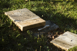 graveplaces:  Toppled headstone 