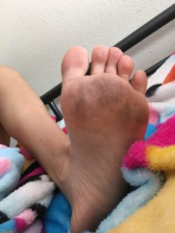 cutewifefeet:  My wifes dirty feet.