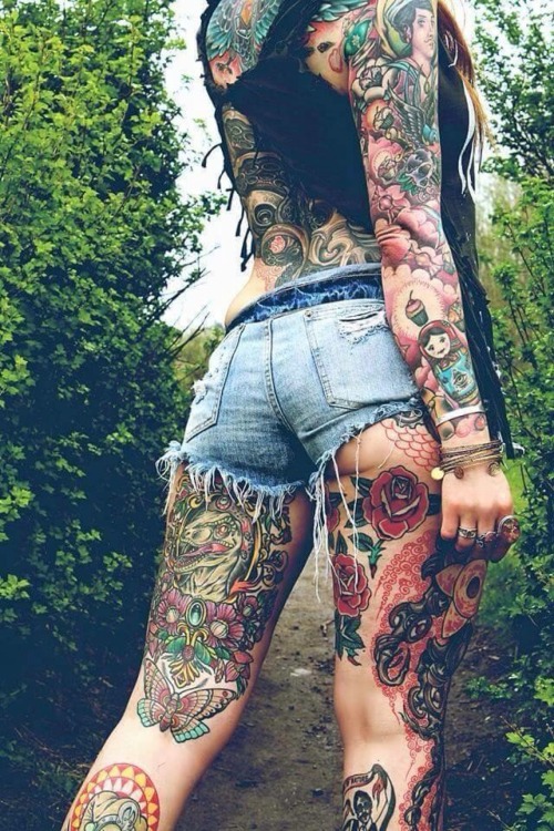 nerdy-dirty-inked-and-curvy-luv:Sexy in Ink <3