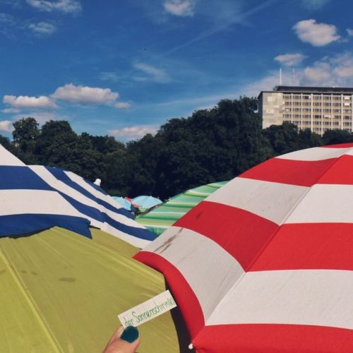 Definitely need one of these this week.
der Sonnenschirm - parasol
.
.
.
.
#dailydeutsch #learngerman #deutschlernen #deutschkurs #germanclass #sonnenschirm #parasol
(at Thai Park)
https://www.instagram.com/p/ByTReVYnuHU/?igshid=je6urcqz9517