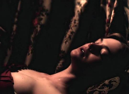 Hollywood Star Elle Fanning Sex Scenes From Mary Shelley (2017) Young and gorgeous Elle Fanning is a gorgeous babe that looks good in her nigh gown on the bed. She is there with another woman in this video and she is turning us all on with her acting.