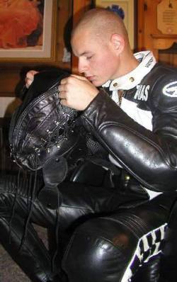 whipman-andy: This boy is craving so much for a long term bondage session in FULL leather that he prepares himself so that Master has not too much work.If he does it again even after being kept in this outfit for 12 hours non-stop, we’ll know that we