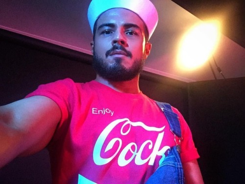 absoto:  tu no sabes lo que hay aquí! 🎵 selfie from #QUERICO music video shoot last week (T-shirt by @lockwood51la)