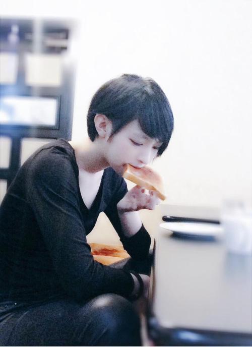 eatgirl: 日南の響子屋【公式】 on Twitter: “久しぶりにトースト食べた。 と言うか私、いつの間にかパン食べれるようになったんですな。 t.co/RgIFxS4UCN”