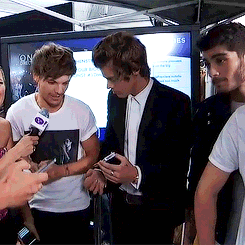 stylin-library:  Louis having trouble using the interview’s charger to charge his