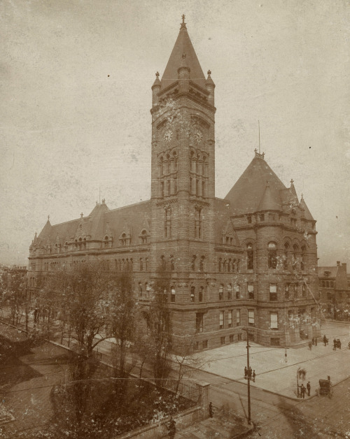 One of the most iconic structures in Cincinnati is City Hall. The Richardson Romanesque style of arc