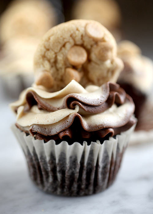 thecakebar:  Chocolate Peanut Butter Swirl Cupcake Tutorial 