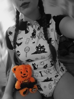 lil-punk-princess:  perfectlymadprincessalice:🎃👻💜So much yes to this! Its like Wednesday Addams wearing diapers and a onesie!