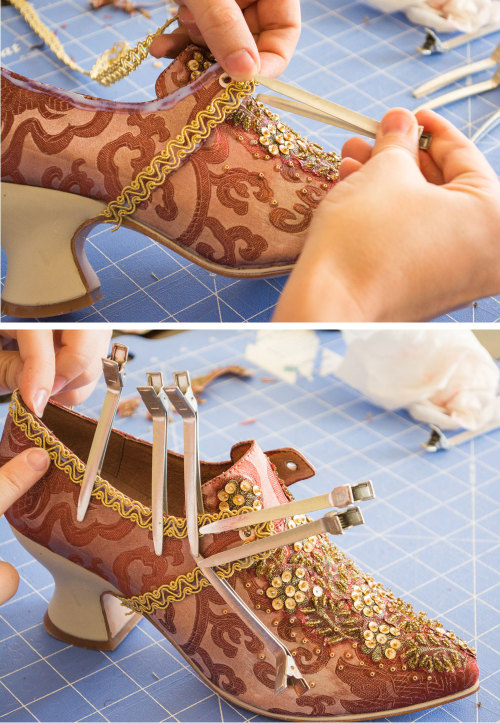 dust-in-my-eyes:awkwardmindsthinkalike:dbvictoria:How To Make Your Own Pair of Couture Pompadour 18t