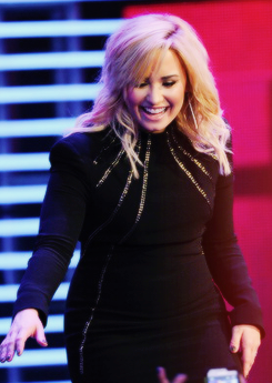 hoerry-blog:  Demi Lovato Receiving her Award for Best International Music Video 