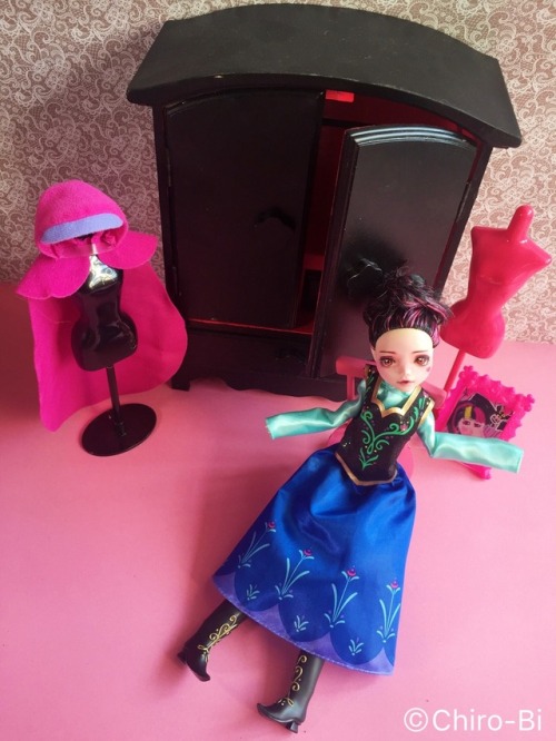 Doll meet with @ ao.sora96 (her Instagram) !! So Anna (Disney) meets Draculaura (Monster high repain