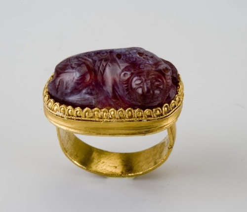 historyarchaeologyartefacts:Ring with a carved cornelian figurine of a recumbent lion, 5th c BCE[192