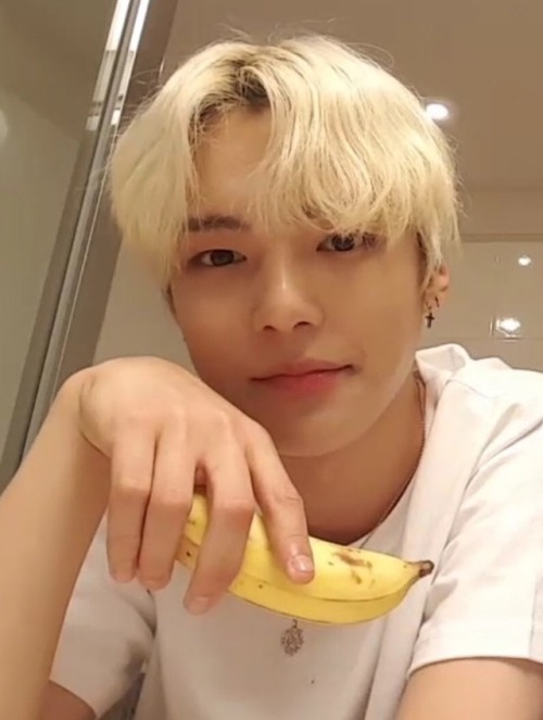 sunprincehyuck:taeminihyuk:minhyuk held a banana for most of the v live broadcast and blessed us wit