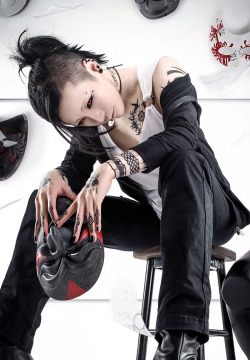 stylishtwirlwink:  little-daisies: Uta ウタ ♥ cosplay  I HAVE NEVER SEEN A BETTER COSPLAY.   Signed a contract with the cosplay god