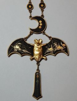 detournementsmineurs:  Art Nouveau Japanese Inlaid Damascene “Bat and Crescent” necklace in gold and silver. 