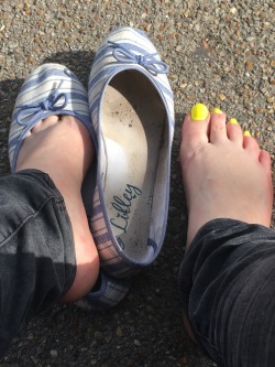 lisa-foot-fetishe:  My dirty sweaty pumps.