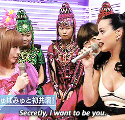 tokomon:  hello-katy: Katy meets Kyary @ Music Station, Tokyo (1 Nov. 2013)  Perry Magdalene blessing one of her disciples. 