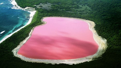 bambuh:Lake Hillier, is a lake on Middle Island, the largest of the islands and islets that make up 