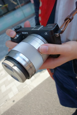 megazal:  Tokyo Street Snap Girls with Cameras (via tomoike_2525)