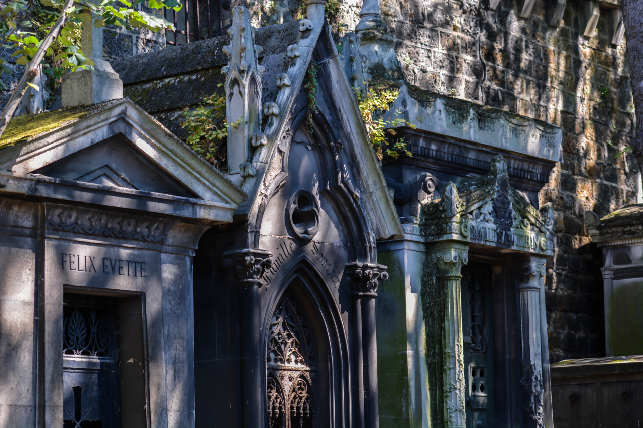 SIGHT OF THE TOMBS