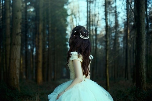 catchingtearsinrain: “Twilight in the Labyrinth” || Labyrinth inspired shoot by Bel