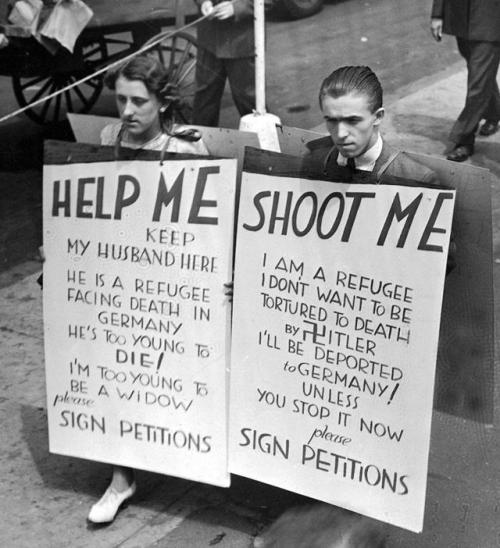 aka14kgold:historicaltimes:European Jews on Ellis Island protest against their deportation to Ge