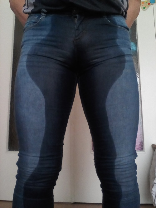 pissjean38:Pipi dans un jean de femme nu dessous