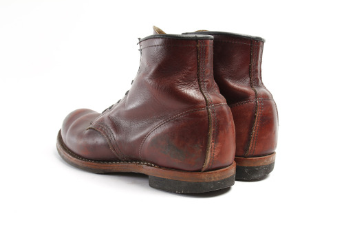 red-wing-shoes-taiwan:  Red Wing - Classic Dress, Beckman Boot, Round Toe #9011 in Black Cherry “Featherstone” Leather. 此鞋款是以Red Wing Shoe Company創始人Charles Beckman的姓氏為名。經典的外型與公司於20世紀初的鞋款設計相同。在那一個年代，工作靴大底亦是使用皮革製作，與今日的禮服鞋相似。且當時的日常及正式穿著也多是帶有筒高的靴款，所以Beckman
