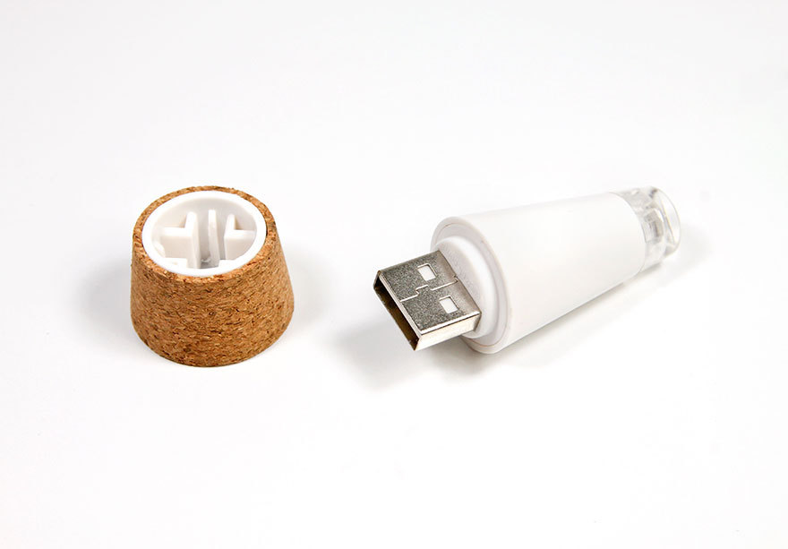 jenniferstolzer:  beben-eleben:  Turn Old Bottles Into Lamps With Rechargeable LED