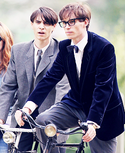 sirredmayne:Eddie Redmayne and Harry Lloyd filming “The Theory of Everything” (source)