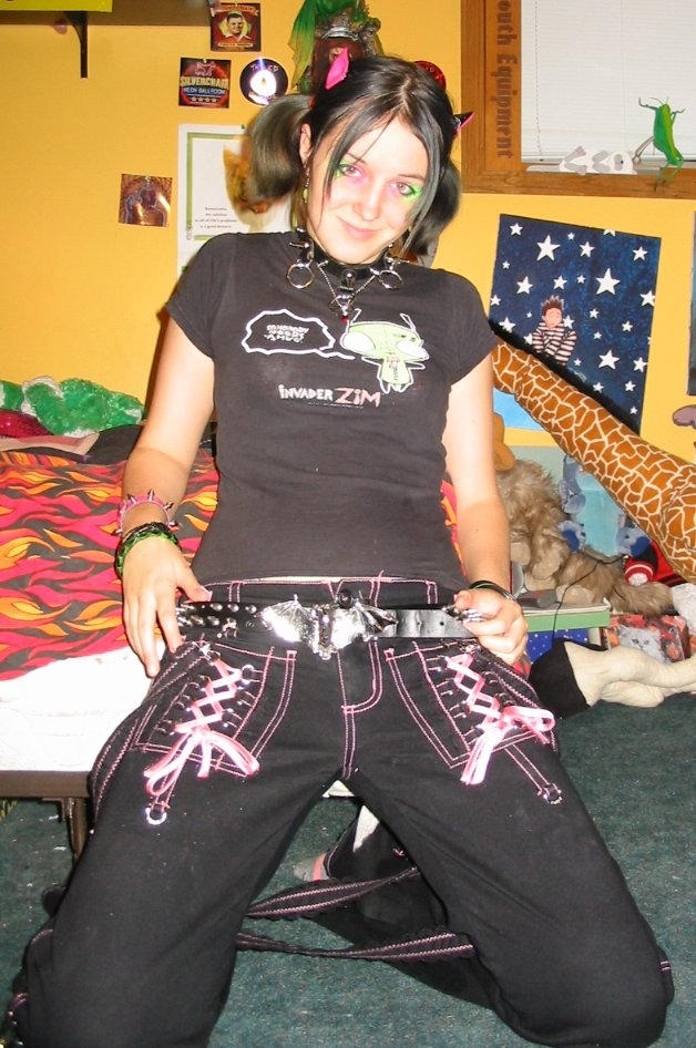 made my own 2006 mall goth tripp pants 🖤⛓🕸🥀 : r/somethingimade