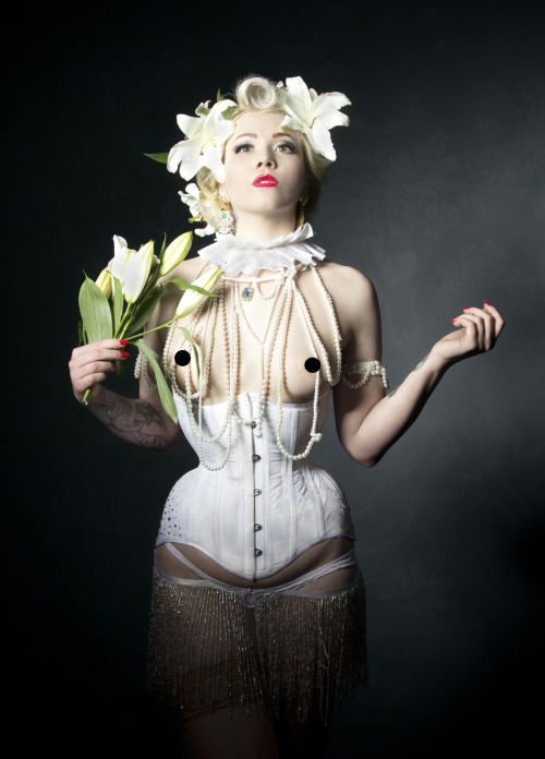 Stephanie van der Strumpf, burlesque performer Corst by Riwaa Nerona Photo by Yassmine, Michaela Peř