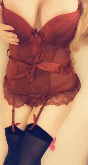 fluffypinktail-is-mad:  Wanna unwrap this little present? 
