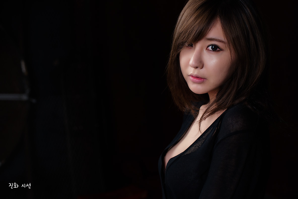 Ryu Ji Hye - Black Set Pics.