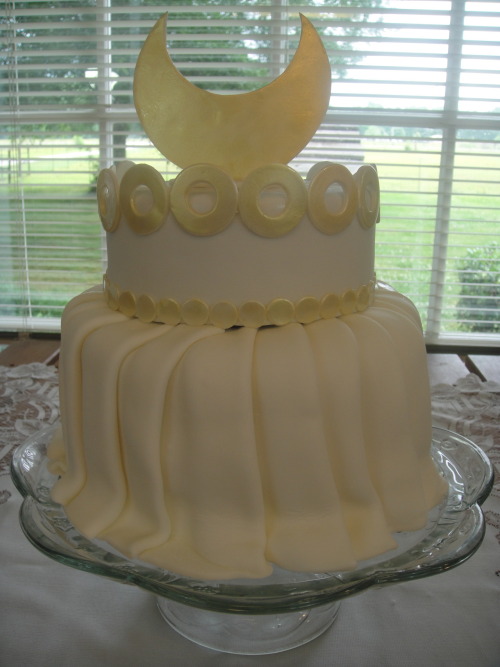 pretentiouspastryprojects: a sailor moon/princess serenity cake based on The Dress from several year