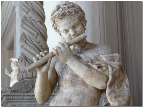 music-in-art: Anonyme - Flûtiste, statue en marbre, Musées du Vatican, Italie