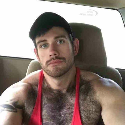 geeyourbushsmellsterrific:  sweatyhairylickable:    http://sweatyhairylickable.tumblr.com for more hairy sweaty dudes!      Just right